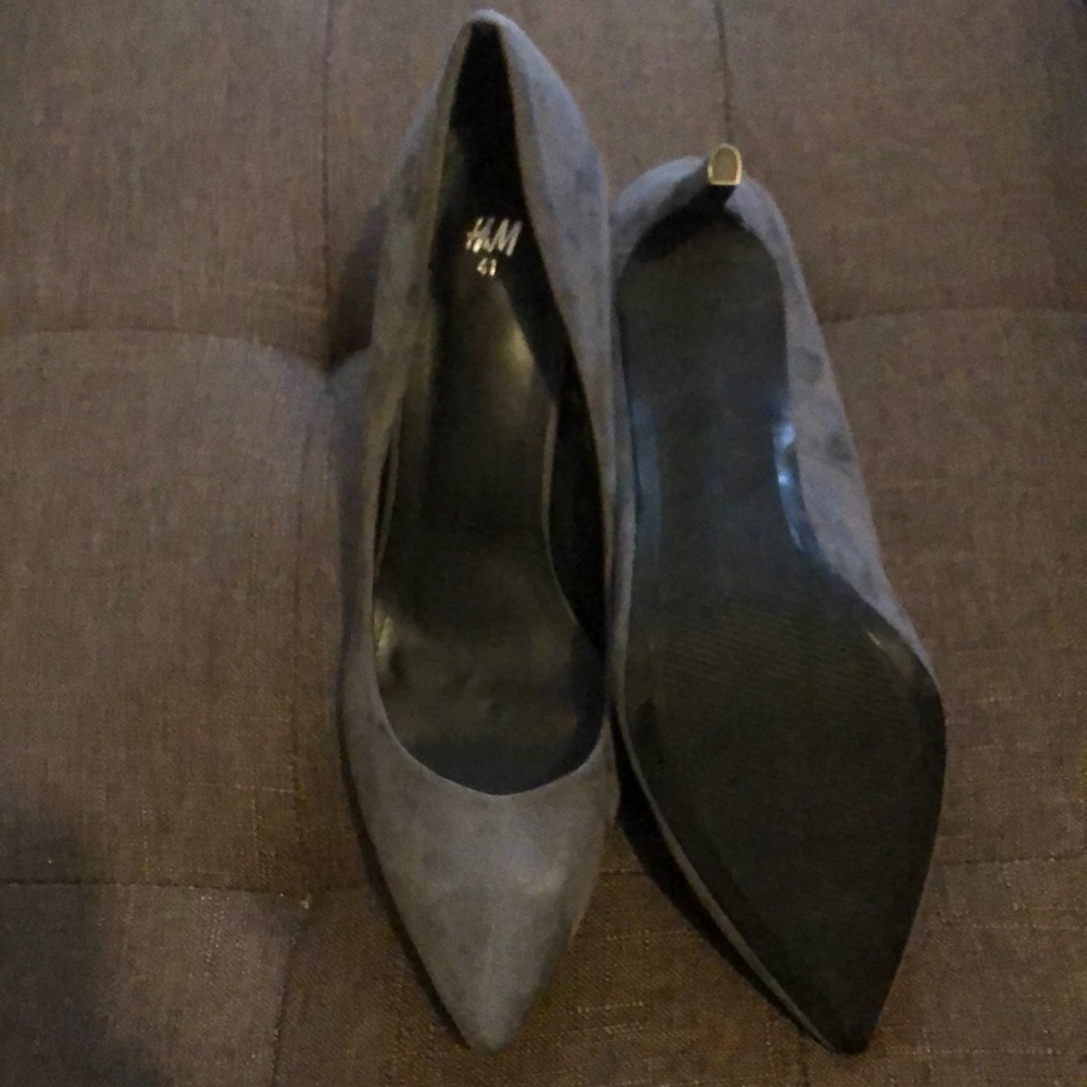 H&M Grey Heels. Never worn. Sz 9.5 - Picture 3 of 4